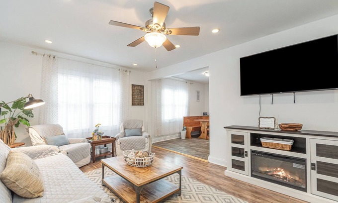 Benton Harbor Casa | ★4 Bedrooms! Close to beaches, golf and wineries!