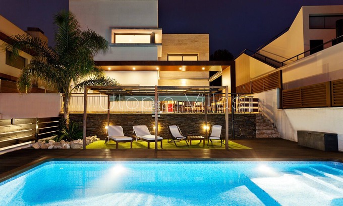 Sant Pere de Ribes Villa | Villa moderna y alegre con piscina climatizada y privada