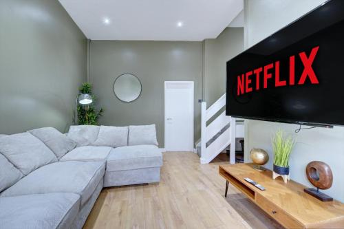 Coventry Apartamento | 4 Bedrooms Homely House with Garden- Sleeps 9 Comfortably with 6 Comfortable Beds, Free Street Parking, Business Travellers, Contractors, & Holiday-Goers, Coventry, Near All Major Transport Links in Coventry and Motorway