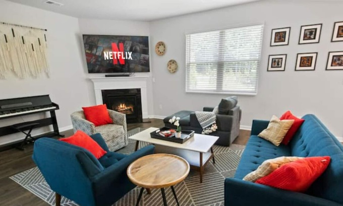 Lithonia Casa | 4 bedrooms house w/ TV, Wifi, dedicated workspace