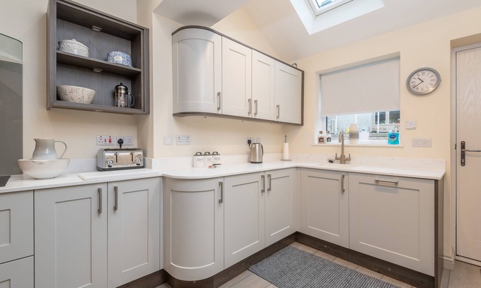 Wadsworth Casa | 4 Bedrooms, sleeping 6, just 2 minutes walk from Hebden Bridge town square .