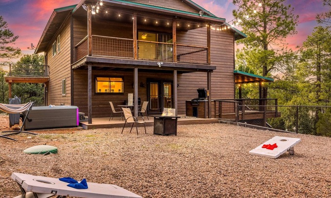 Heber Cabina | 4 Bedrooms, Sleeps 16, Hot Tub, Games, Tesla Charger, Smart TV's, MORE!