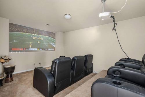 Spring Casa | 4 bedrooms with theatre! 10 minutes to Six Flags!