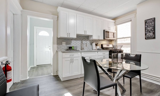 Orange Casa | 4 Bedrooms with easy access to NYC , Newark and The American Dream Mall .Parking