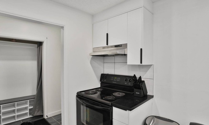 Northwest Calgary Casa | 4 Beds |2 Baths |King Beds|Close to U of C & Nose Hill Park