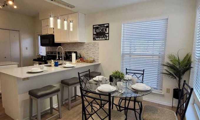 Euless Casa | 4 beds~3br-2.5 bath~family/Pets~Long-stay discount!-shopping/ DFW airport