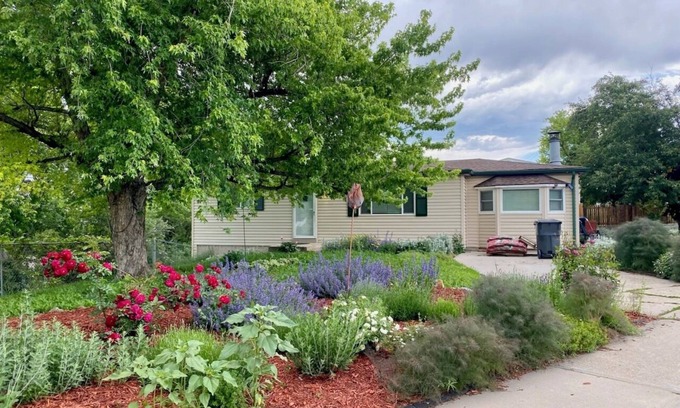East Old Golden Rd Casa | 4 Beds, Mountain View, great parks, gateway to the Rockies, washer and dryer