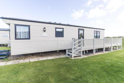 Anderby Creek Otro | 4 Berth Caravan For Hire At Sunkist Holiday Park Near Skegness Ref 42084S