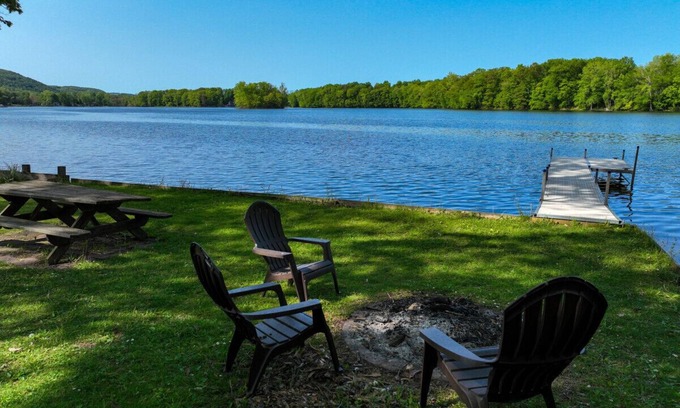 Tully Casa | 4 BR/2.5 BA Lake House | Pets OK | Fire Pit | Dock