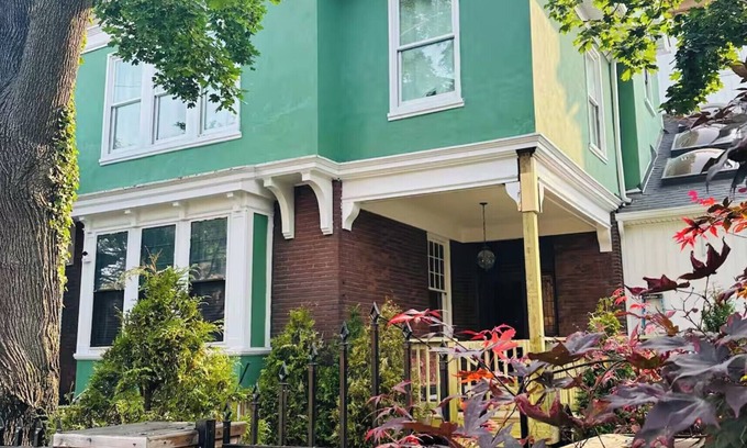 Shadyside Casa | 4 br 2 baClassical Victorian Home Off Walnut Street in Shadyside Pittsburgh
