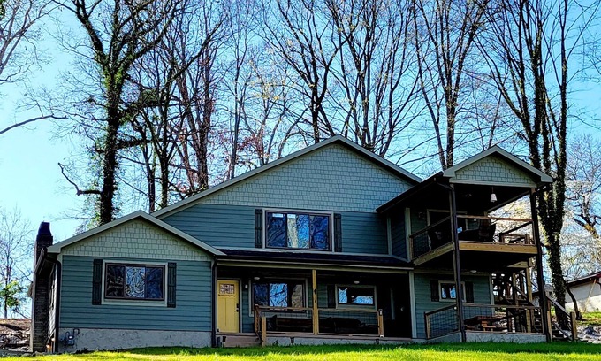 Jefferson City Cabina | 4 BR 3 Bath cabin on Cherokee Lake with private dock. Sleeps 10 to 12.