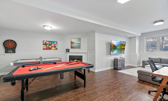 West Town Apartamento | 4 br/3ba, Great for Large Groups, Garage Parking. Spacious and updated!