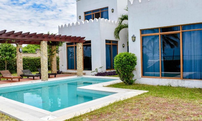 Mtwapa Apartamento | 4 Br BEACH VILLA - SULTAN PALACE BEACH RESORT