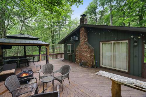Tobyhanna Casa | 4 Br Cozy Cabin Sleeps 8 Pool Table Arcade Beach