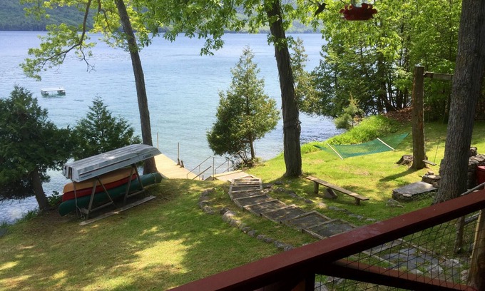 Silver Bay Cabina | 4 Br Lake George Waterfront Home W / Dock, mecedora y espectacular vista