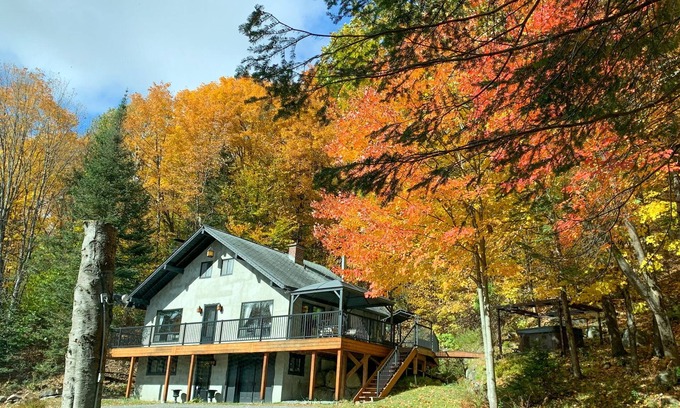 Les Pays-d'en-Haut Regional County Municipality Chalet De Esquí | 4 Br Luxury St-Sauveur Chalet & Pool, Swim Spa, fireplace, close to Ski resort