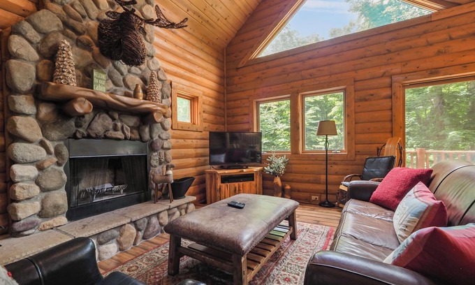 Boyne City Cabina | 4 BR Mountain Cabin | Private Hot Tub | Ski-in/Ski-out | Sleeps 13 Guests!