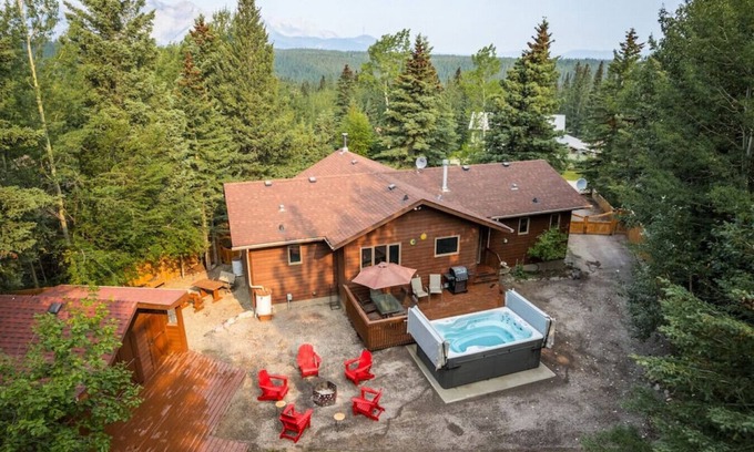Jasper East Casa | 4 Br Mountain Chalet | PRIVATE Pool/Hot Tub |2-min DRIVE to Jasper National Park