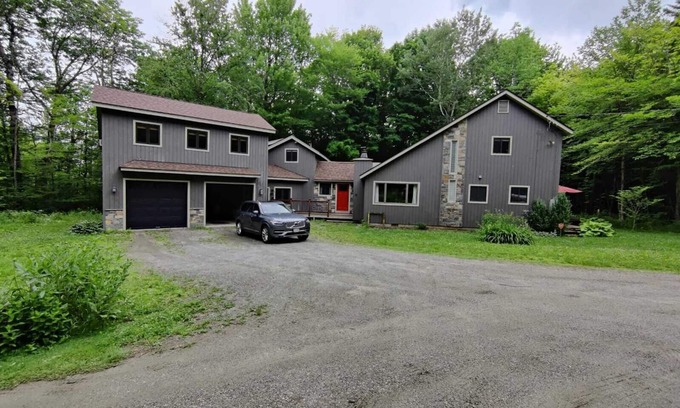 Stratton and Bromley Ski Areas Cabina | 4+BR pet-friendly w/ hot tub & Stratton parking pass!