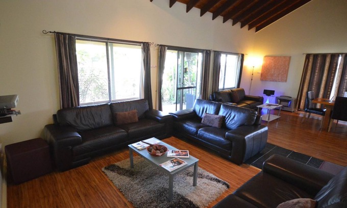 Burnt Pine Casa | Villa Spa de 4 dormitorios, piscina climatizada de spa, sauna, Foxtel, alquiler de autos