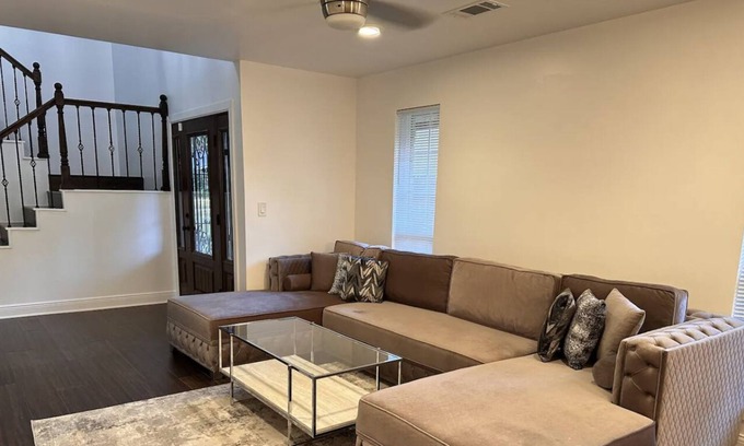 Briarforest Villa | 4 BR Villa ,Patio,Hottub,2 backyard near highway close to Med center