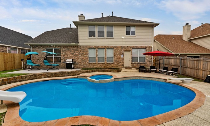 South Arlington Casa | 4 BR w/pool, 10 min to Six flags, AT&T Stadium & Globe life park