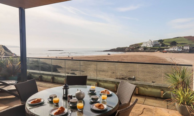 Bigbury-on-Sea Cabaña | 4 BURGH ISLAND CAUSEWAY, pet friendly, with pool in Bigbury