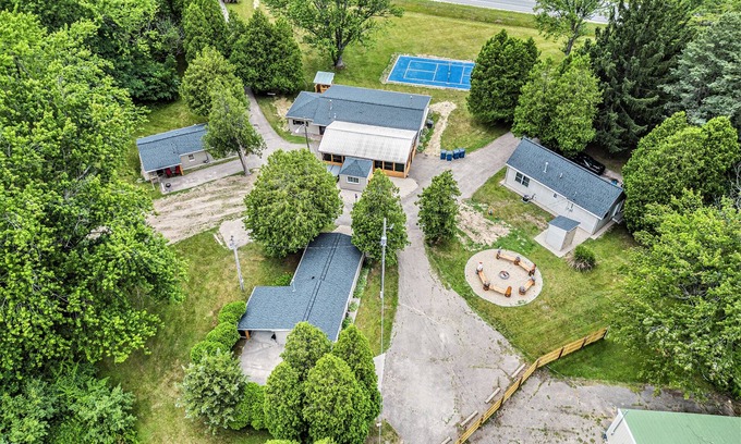 South Haven Casa | 4-Cabins | Pickleball | Hot Tub | Sauna | Fire Pit | Heated atrium