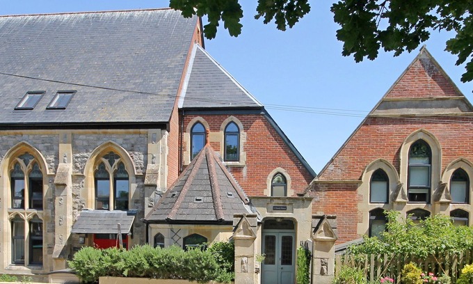 Totland Bay Cabaña | 4 CHURCH HOUSE, family friendly, with a garden in Totland Bay