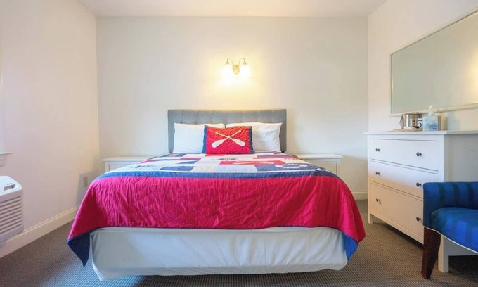 Middletown Hotel | #4 | Comfy Room w/ Queen-bed