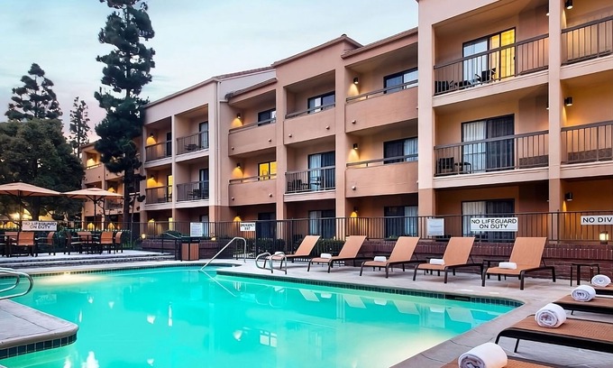 El Segundo Hotel | 4 Contemporary Rooms w/ Plush Bedding Near Popular Shopping Centers