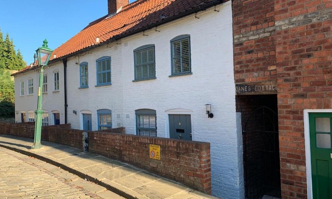 Lincoln Casa | 4 Danes Cottages - perfect location