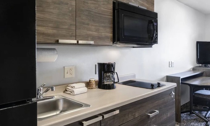 Wilkes East Casa | 4 Family-Friendly Rooms with Kitchen and Near Peninsula Park Rose Garden