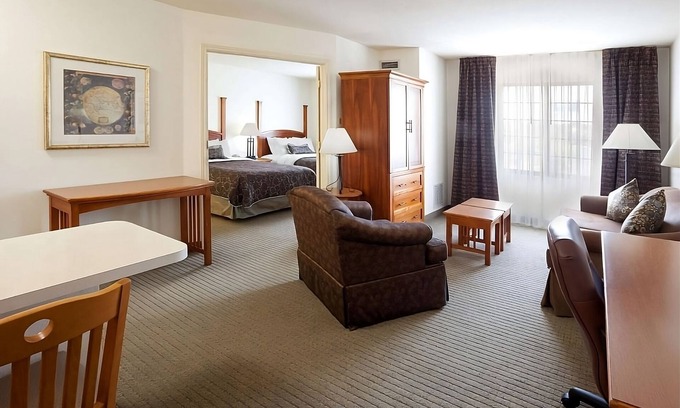 Vance Jackson Apartamento | 4 Family-friendly Suites w/ Full Kitchens! Pets are Welcome! With Outdoor Pool!
