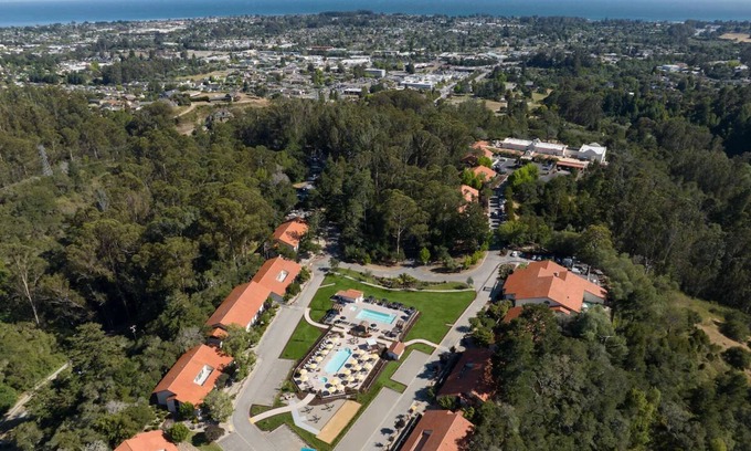Santa Cruz Hotel | 4 Family Ready Rooms | Resort w/ Stunning Santa Cruz Mountains