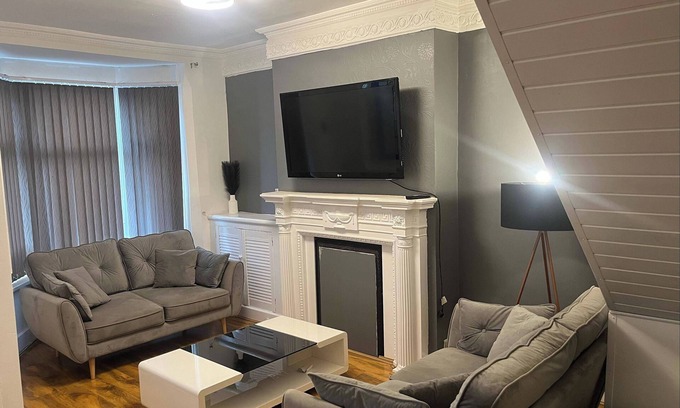 Leicester Casa | 4-Guest Charm Home w/Street Parking & WiFi & Party