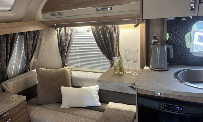 Durham Cabina | 4 Guests - Pet Friendly - Durham Caravan Retreat