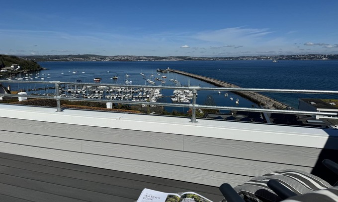 Brixham Cabaña | 4 Heath Rise - sleeps 6 guests in 3 bedrooms