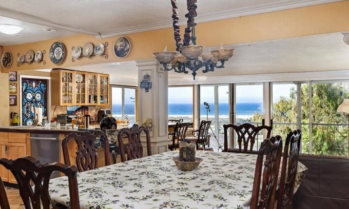 Morro Bay Cabaña | 4 King Bedrooms, 2.5 Baths, Ocean View, Hot Tub, Outdoor Space, Solar Powered.