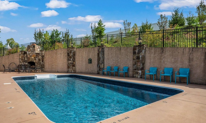 Sevierville Cabina | 4 King beds! Private, Heated Pool! Theater Room! Game Room! Bunks!!