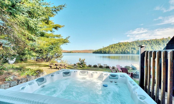 Amherst Chalet De Esquí | 4 Little Bears' Refuge, Cozy Lakefront property w/ sandy beach, fireplace & spa