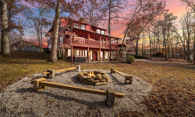 Knoxville Cabina | 4 Log Cabins on 16 acres near UTK, sleeps 31, Fireplaces, Hot tubs, Fishing