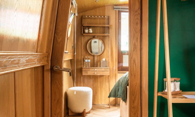 Bruntsfield Alquiler De Eote | 4* Luxury floating wide beam houseboat moored in Edinburgh city center.