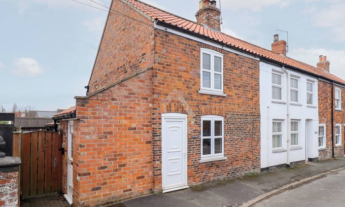 Withernwick Cabaña | 4 LYNTON COTTAGES, pet friendly, with a garden in Aldbrough