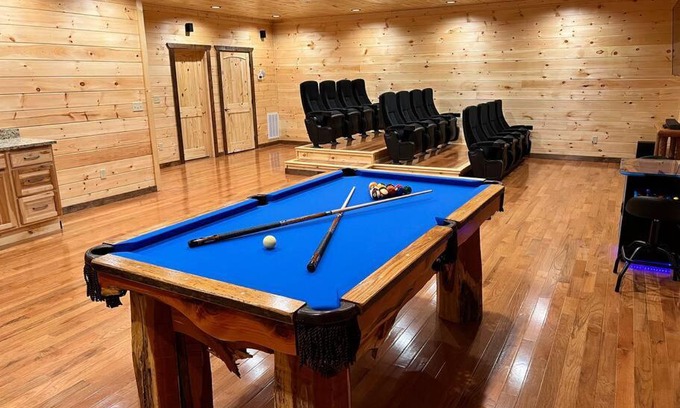 Chalet Village North Chalet De Esquí | * * 4 Master Bedrooms, Views, Theater, Arcade, EVC