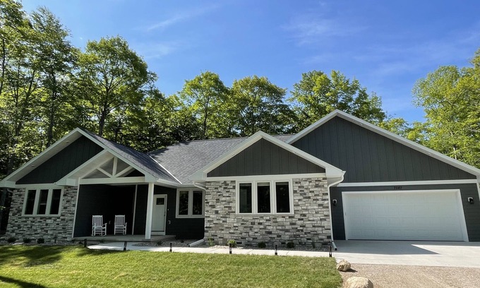Egg Harbor Casa | 4 Master Suite Home that Sleeps 12 in the Heart of Door County ~ Hot tub