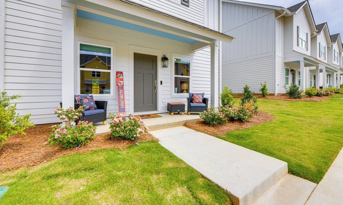 Auburn - Opelika Casa | 4 Mi to Auburn University: Townhome w/ Fenced Yard