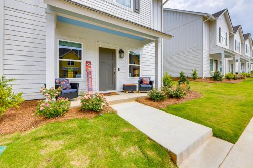 Auburn - Opelika Casa | 4 Mi to Auburn University Townhome with Fenced Yard