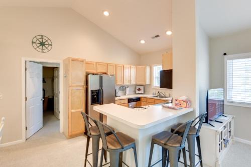 Rehoboth Beach Casa | 4 Mi to Beach Lewes Townhome with Ping-Pong Table