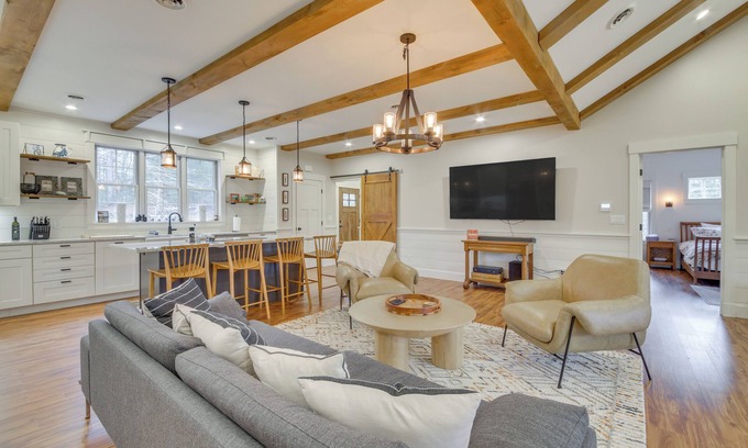 Boothbay Casa | 4 Mi to Boothbay Harbor: Quiet Retreat w/ Deck